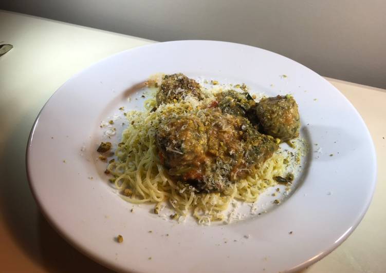 Silkeblød hjemmelavet spaghetti med middelhavs-kyllingekødboller og -sauce - Rimmers Køkken