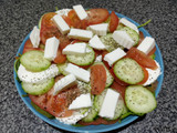 Ensalada de espinacas, tomate, pepino y queso fresco