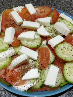 Una foto de Ensalada de espinacas, tomate, pepino y queso fresco