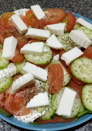 Una foto de Ensalada de espinacas, tomate, pepino y queso fresco