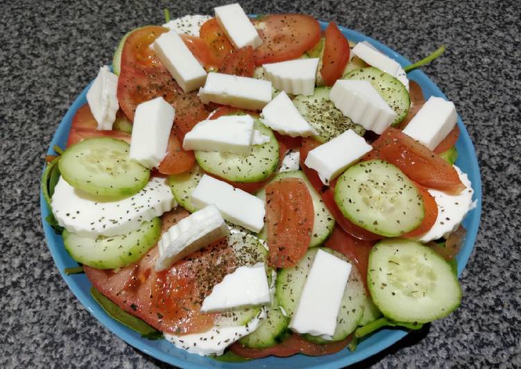 Ensalada de espinacas, tomate, pepino y queso fresco