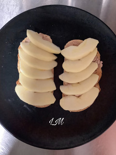 Una foto de Tosta de foie de pato y manzana