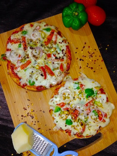 વેજ પિત્ઝા (veg pizza recipe in Gujarati) રેસીપી મુખ્ય ફોટો