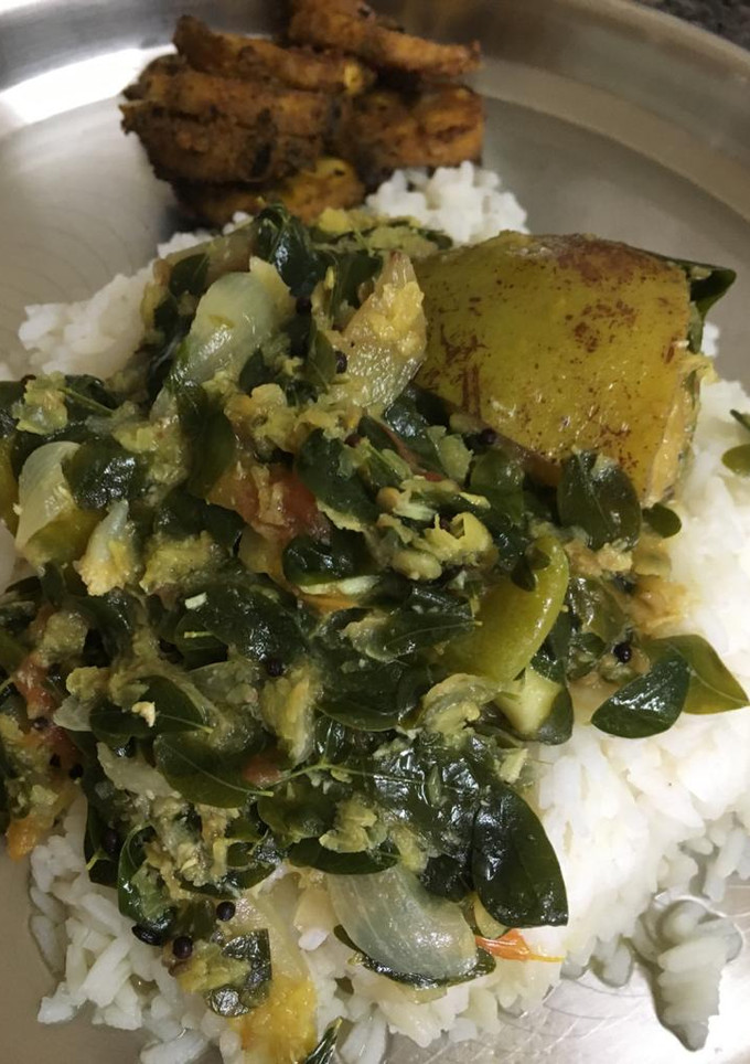 பச்சை மிளகாய் முருங்கை கீரை சாம்பார் (Murunkai keerai sambar recipe in tamil) செய்முறை முக்கிய புகைப்படம்