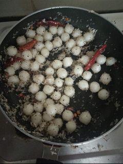 அரிசி மாவு கார உருண்டை (Arisi maavu kaara urundai recipe in tamil) செய்முறை முக்கிய புகைப்படம்