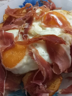 Una foto de Huevos rotos con jamón 🍳