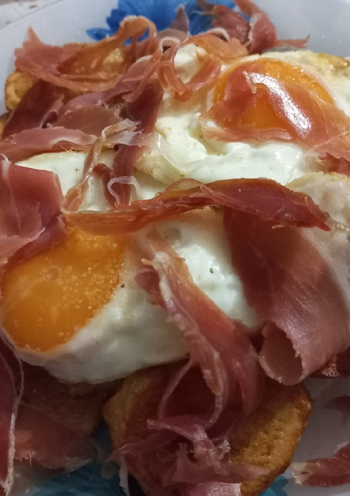 Una foto de Huevos rotos con jamón 🍳