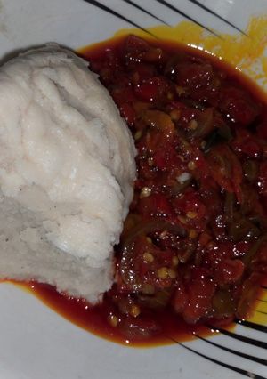 A picture of White moi moi with sauce.