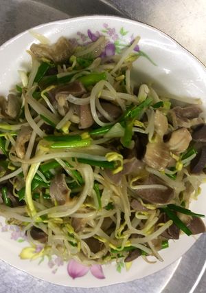Hình của món Mề gà xào giá đỗ.