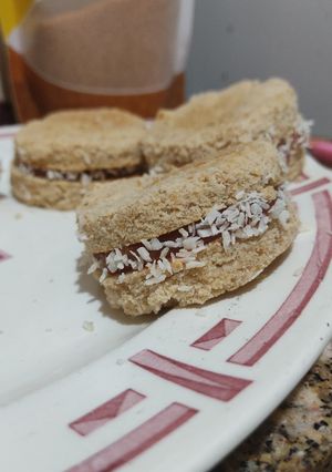 Una foto de Alfajores veganos de bagazo de maní y guayabada
