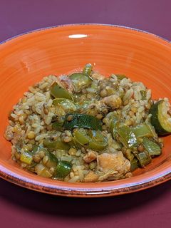 Una foto de Cazuela de arroz con lentejas, pollo y calabacín