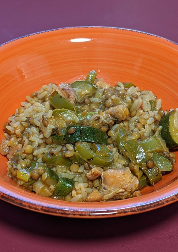 Una foto de Cazuela de arroz con lentejas, pollo y calabacín