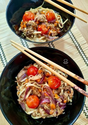 Una foto de Udon noodles con codillo y verduras