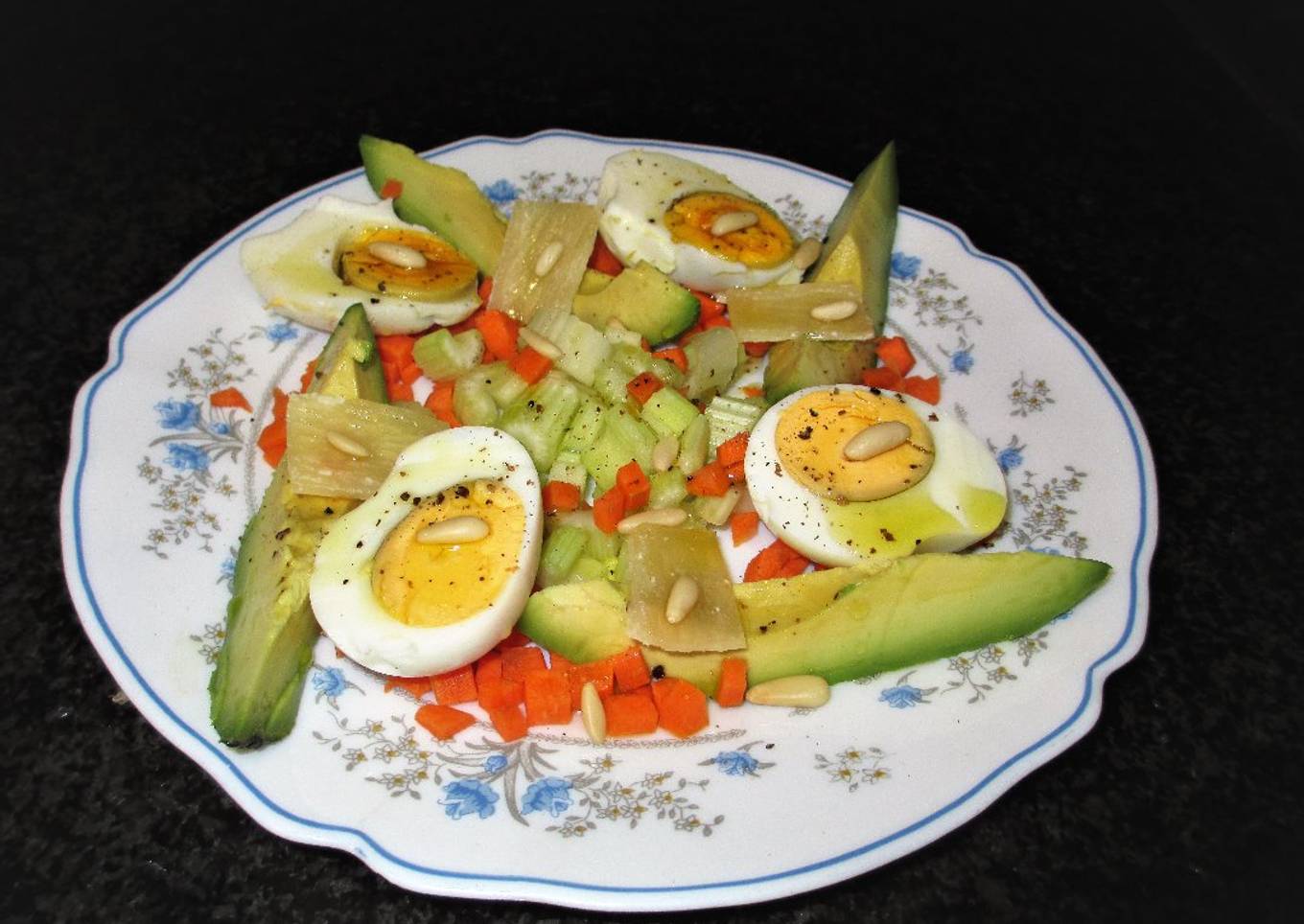 Ensalada con huevos, aguacate<br />y parmesano