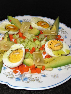 Una foto de Ensalada con huevos, aguacatey parmesano