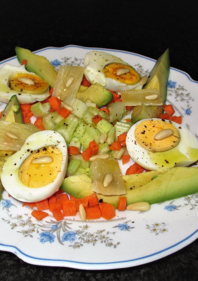 Una foto de Ensalada con huevos, aguacatey parmesano