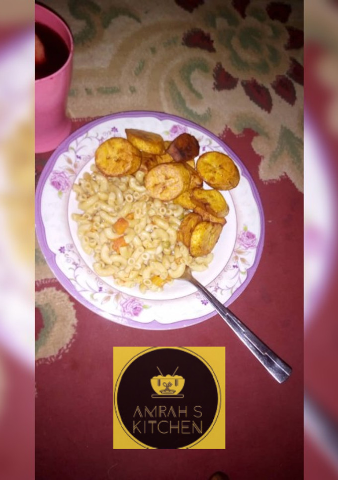 A picture of Macaroni jollof.