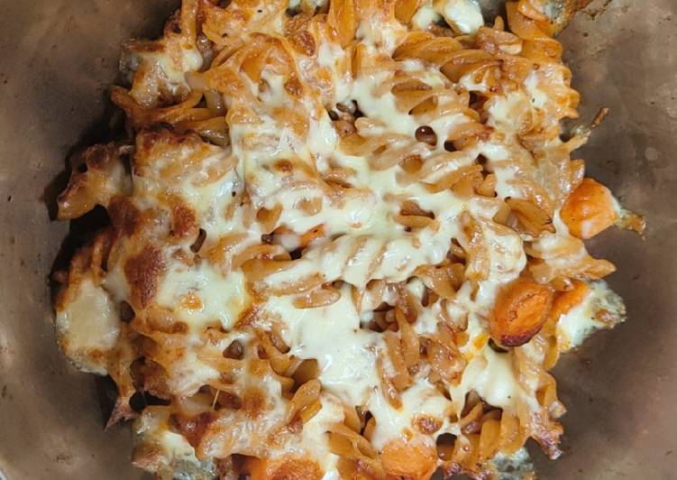 พาสต้าผัดซอสมะเขือเทศอบชีส