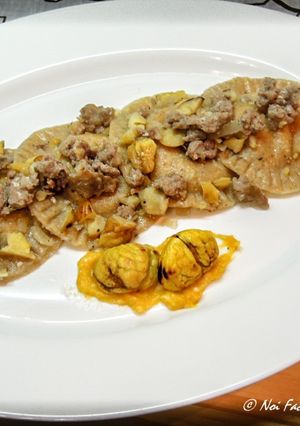 Foto di Ravioli con farina di castagne ripieni di zucca e gongorzola con ragù di salsiccia e castagne