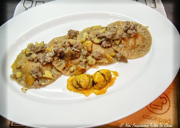 Ravioli con farina di castagne ripieni di zucca e gongorzola con ragù di salsiccia e castagne