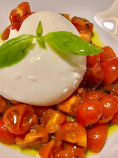 Foto de Salada de Burrata com Tomate Cherry