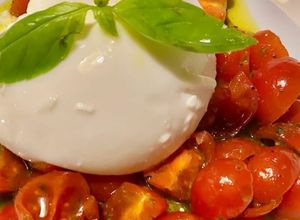 Foto de Salada de Burrata com Tomate Cherry