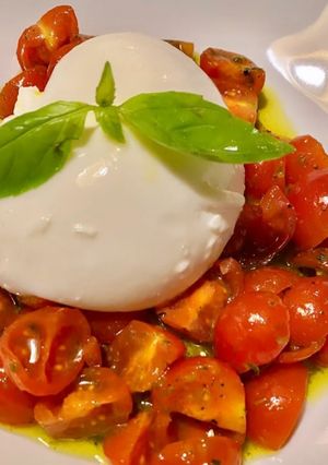 Foto de Salada de Burrata com Tomate Cherry