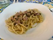 Una foto di spaghetti con tonno capperi