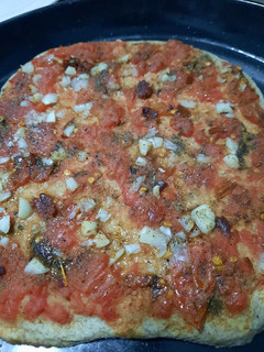 Una foto de Pizza de tomate fresco, sin queso