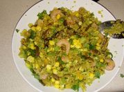 Una foto de ensalada de camarones y aguacates