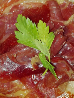 Una foto de Tapa de queso manchego y jamón ibérico