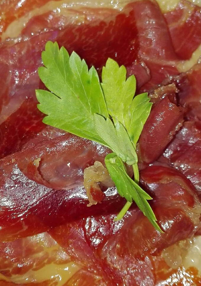 Una foto de Tapa de queso manchego y jamón ibérico