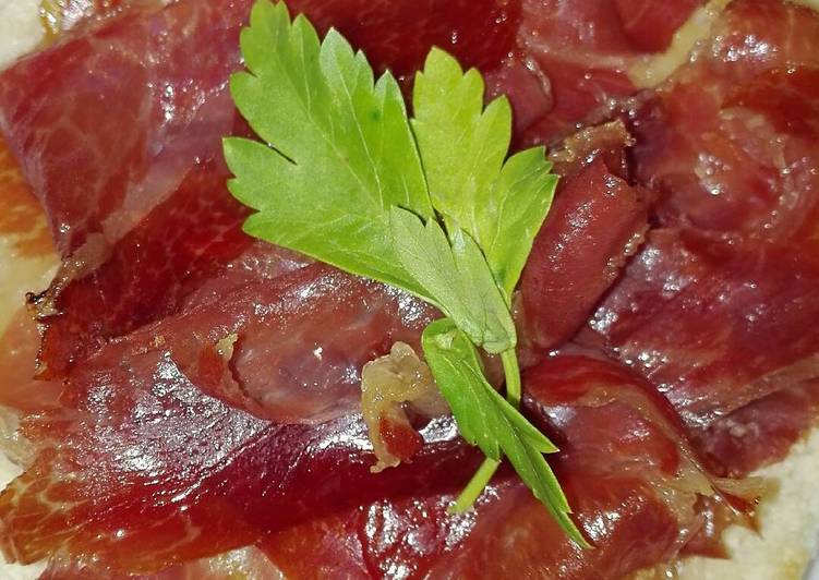 Tapa de queso manchego y jamón ibérico