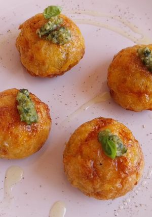 Foto principal de Esferas de tortilla de patatas rellenas de pesto