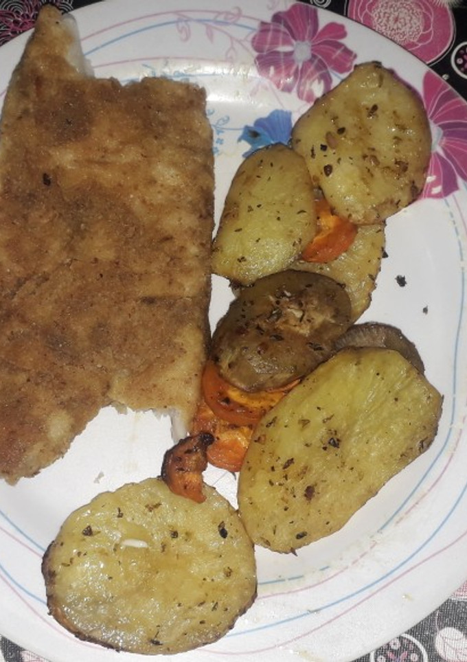 Una foto de Filet de merluza en milanesa con verduras al horno