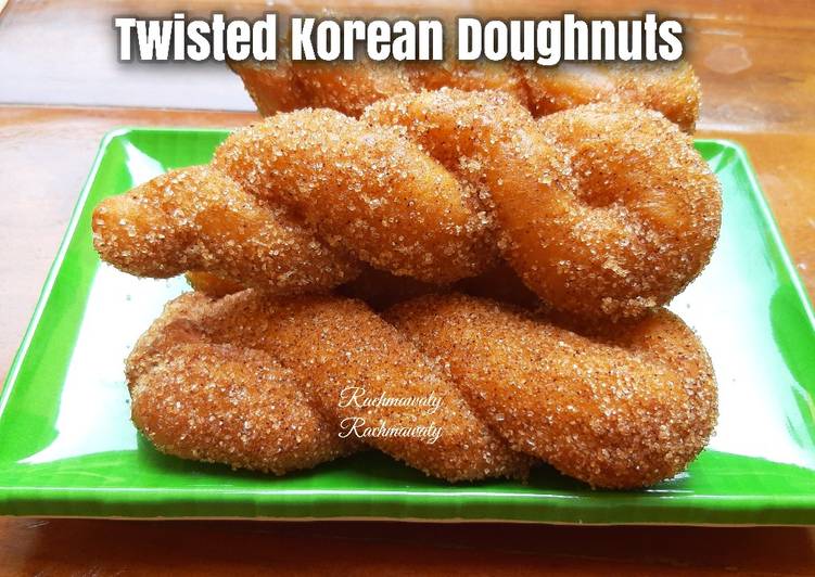 Cara Gampang Membuat 24.Twisted Korean Doughnuts (Kkwabaegi), Menggugah Selera