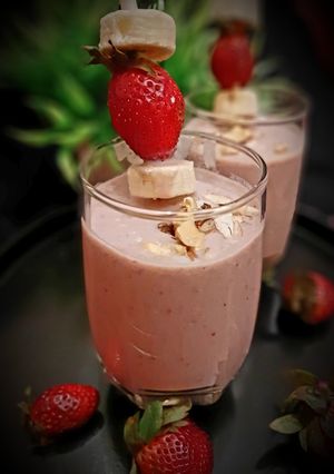 स्ट्रॉबेरी और बनाना ओट्स ड्रिंक (strawberry aur banana oats drink recipe in Hindi) रेसिपी मुख्य फोटो