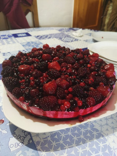 Una foto de Tarta de queso con frutas del bosque