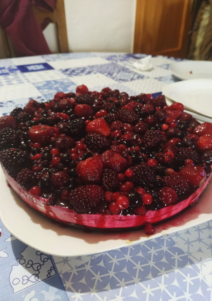 Una foto de Tarta de queso con frutas del bosque