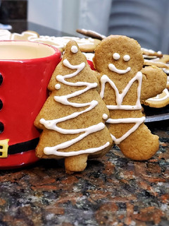 Una foto de Galletitas navideñas de jengibre (gingerbread man cookies)