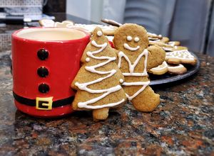 Una foto de Galletitas navideñas de jengibre (gingerbread man cookies)