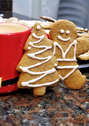 Una foto de Galletitas navideñas de jengibre (gingerbread man cookies)