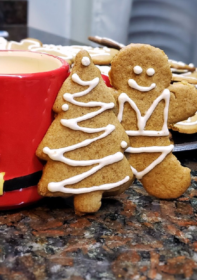 Una foto de Galletitas navideñas de jengibre (gingerbread man cookies)