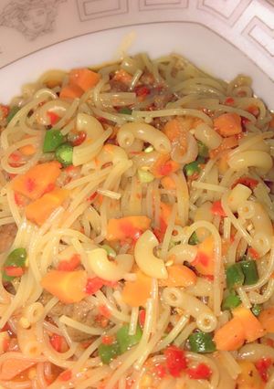 Jollof din taliya da macaroni ainihin hoton girkin