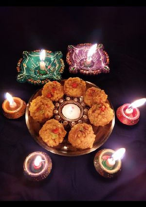 बूंदी का लड्डू (Boondi Ka laddu recipe in hindi) रेसिपी मुख्य फोटो
