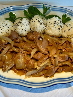 Una foto de Ternera salteada con cebollas, receta asiática ultrasimple