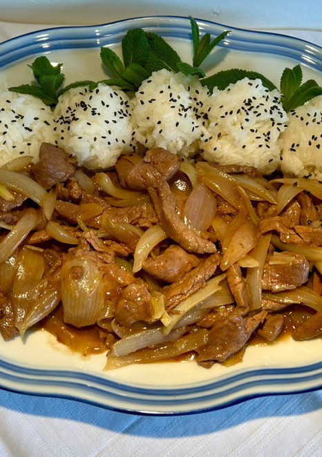Una foto de Ternera salteada con cebollas, receta asiática ultrasimple