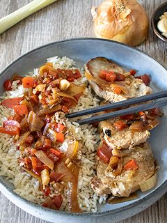Une photo de Porc vietnamien noix de cajou et riz blanc