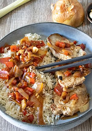 Une photo de Porc vietnamien noix de cajou et riz blanc