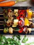 Brochetas de verduras multicolores